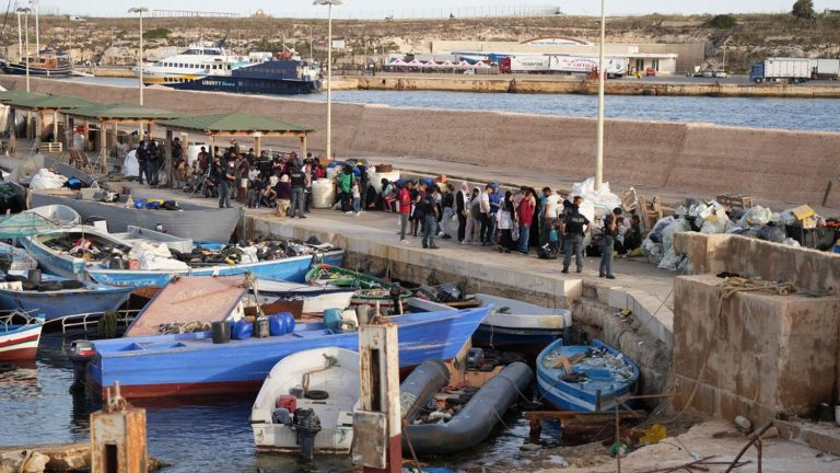 franceinfo junior.  What is the situation in Lampedusa for migrants?