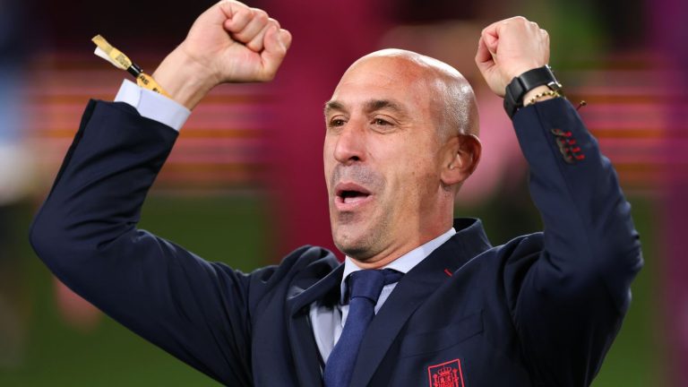 how, with his forced kiss, Luis Rubiales partly stole the victory of the Spanish footballers