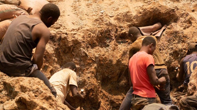 mining extraction struggles to enrich local populations, in the Democratic Republic of Congo as in Bolivia