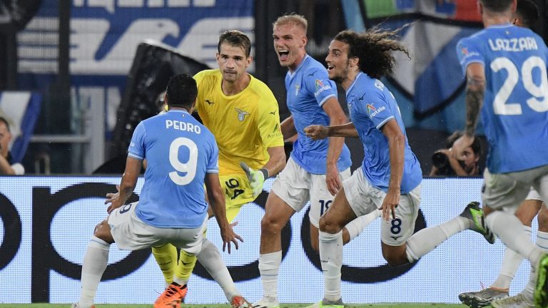 the Lazio goalkeeper scores a goal at the very end of the match to equalize against Atlético de Madrid