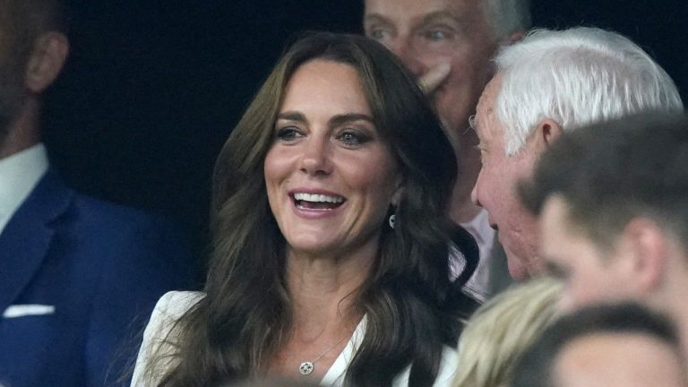 the funny images of Kate Middleton in the locker room of the English players!