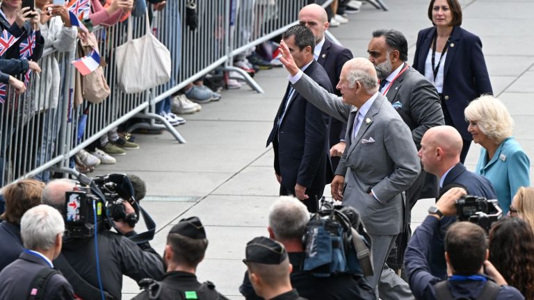 the king of England takes a walkabout in Bordeaux