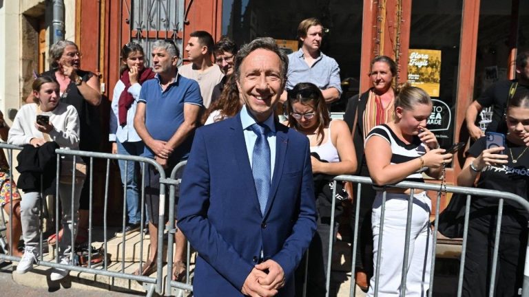 the presence of Stéphane Bern at the table of King Charles III does not pass!