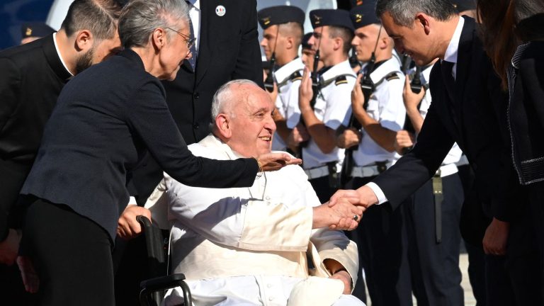 the sovereign pontiff arrived at the Notre-Dame de la Garde basilica