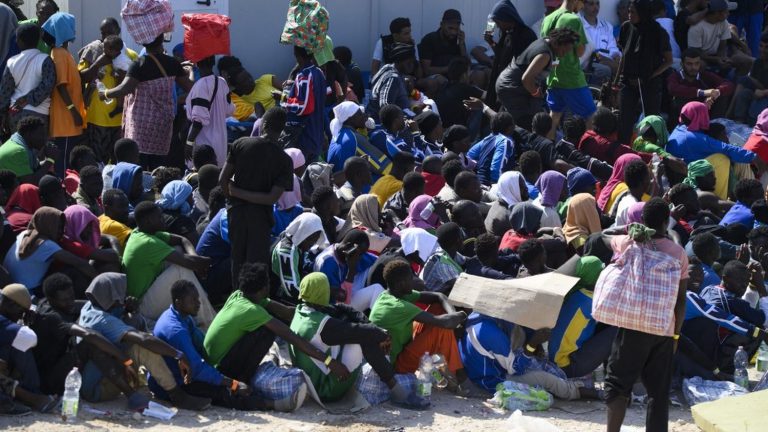 what is happening on this Italian island, faced with an influx of 7,000 migrants in recent days?