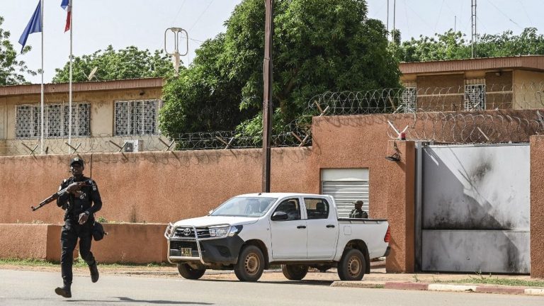 what we know about the situation of the French ambassador in Niamey, who claims to be “safe inside the embassy”