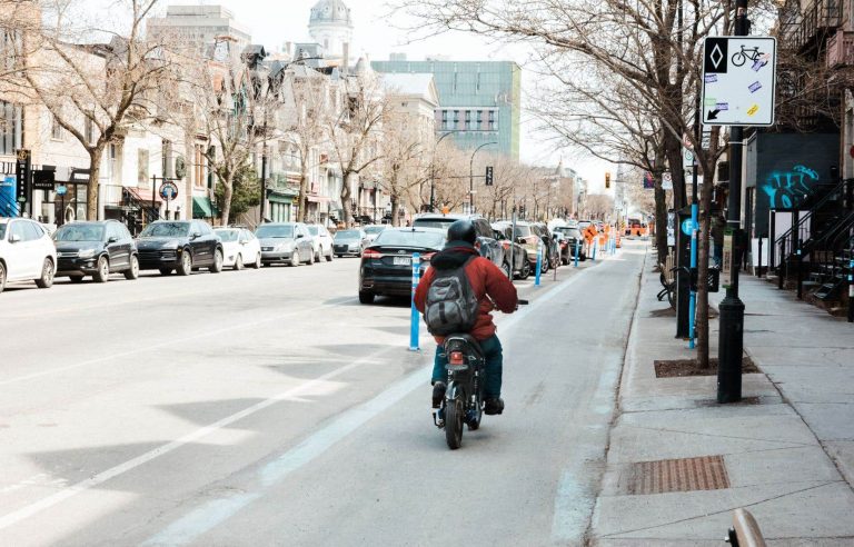 A cyclist denounces the presence of electric scooters on cycle paths