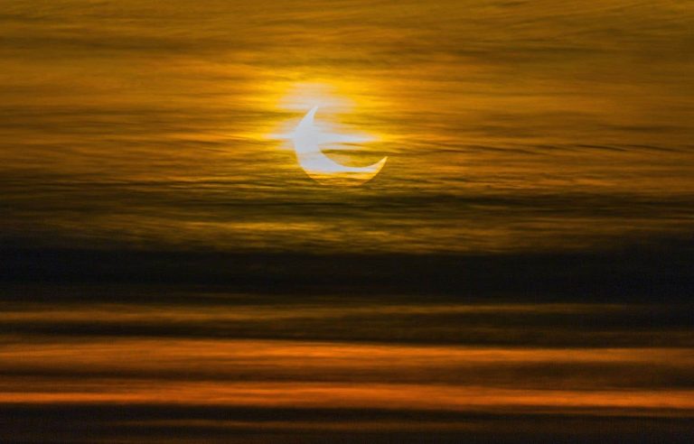 A partial solar eclipse visible from Quebec on October 14, 2023 at noon