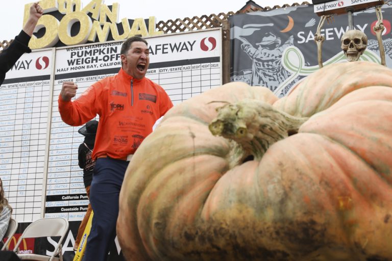 A pumpkin weighing more than a ton breaks the world record