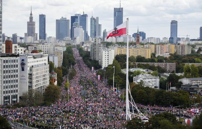 “About a million” people demonstrate against the government in Warsaw