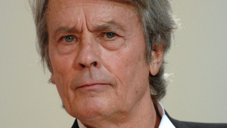 “Alain Delon is 87 years old and as many strokes”, the cinema monster tackled by a comedy star