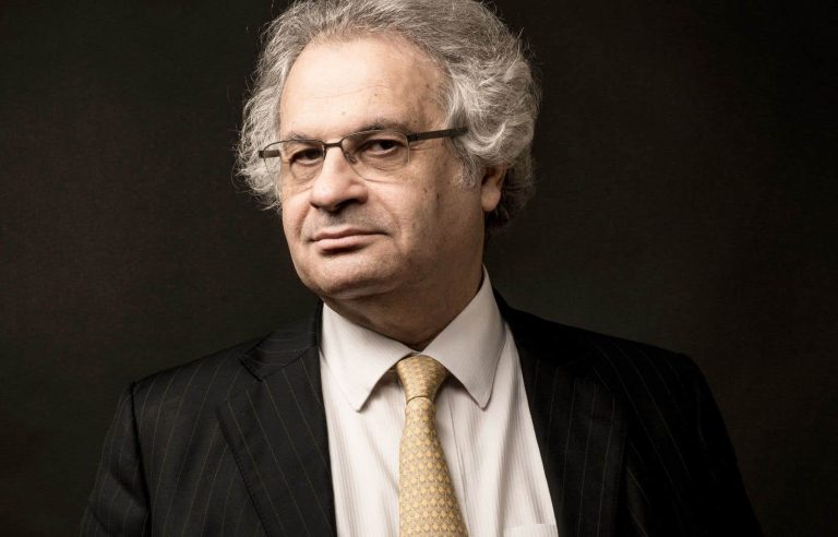 Amin Maalouf, looking at the horizon while walking