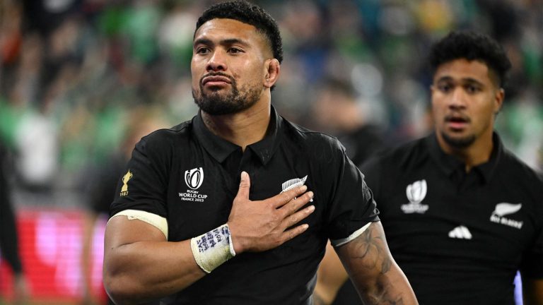 Ardie Savea named best player of the year, five Blues including Antoine Dupont in the standard team