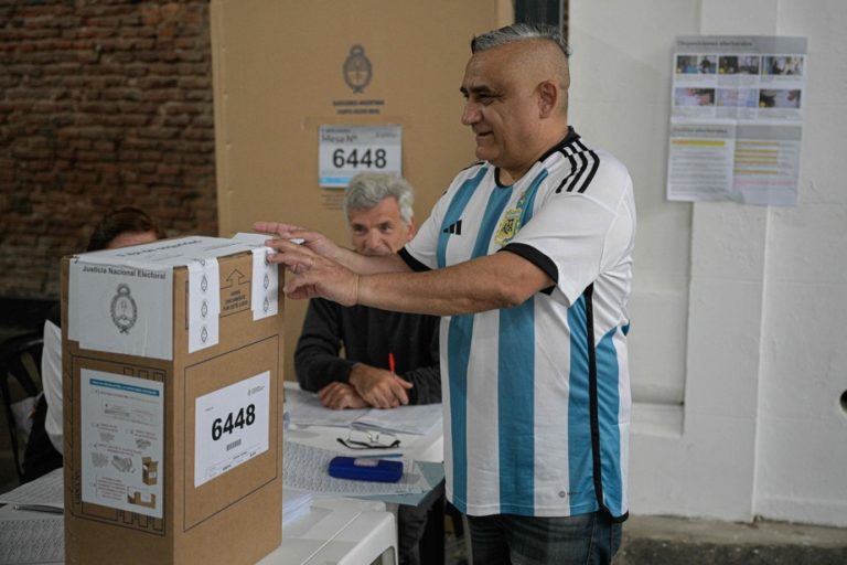 Argentines vote for a president who would get them out of the crisis