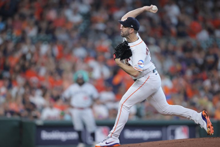 Astros win 6-4 in Game 1 against Twins