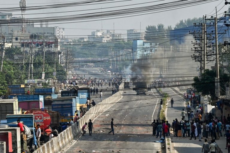 Bangladesh |  Clashes between police and textile workers demanding wage increases