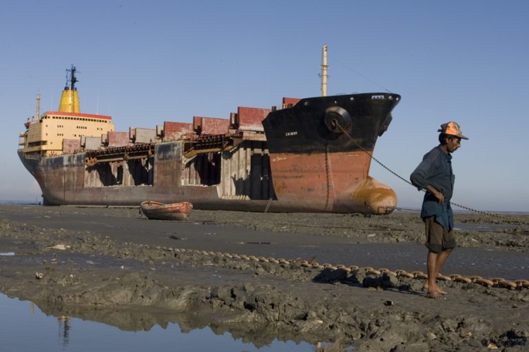 Bangladesh |  Ships dismantled at the risk of workers