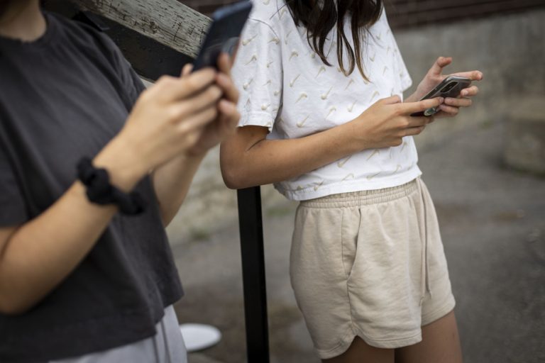 Bernard Drainville clarifies his directive on the ban on cell phones in class