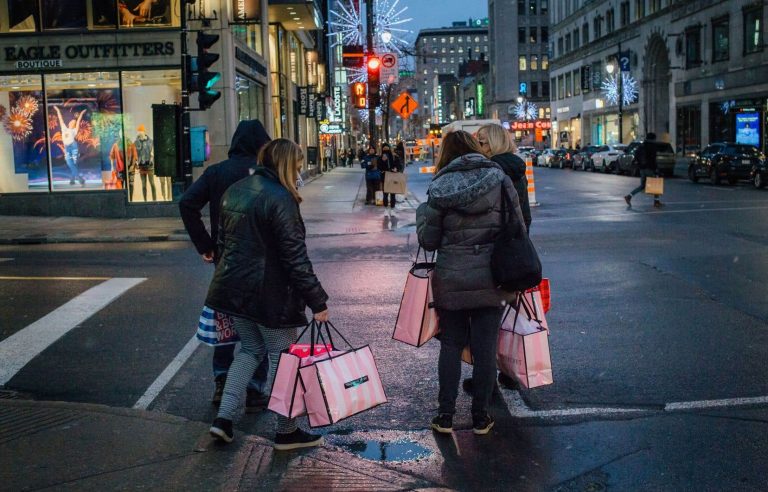 Canadians ‘determined’ to make holiday purchases despite inflation