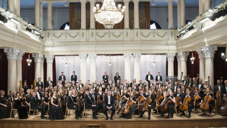 Despite the war, the Ukrainian National Symphony Orchestra reconstitutes itself and begins a series of concerts in the United Kingdom