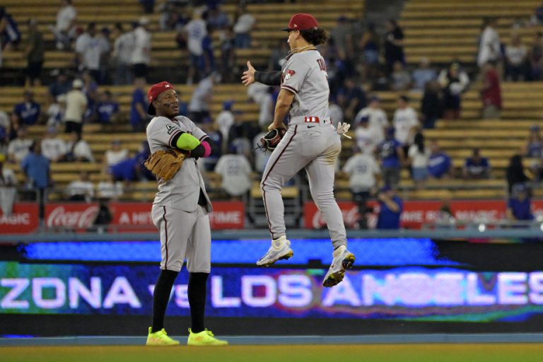 Diamondbacks defeat Dodgers 11-2 in Game 1