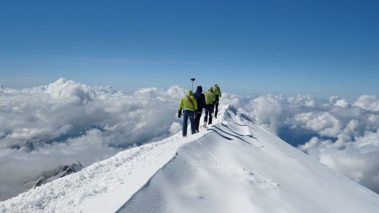 Drone, lack of oxygen and extreme weather: how do we measure Mont Blanc?