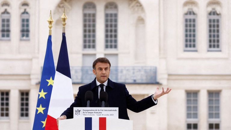 Emmanuel Macron denounces inclusive writing by calling for “not to give in to the spirit of the times”