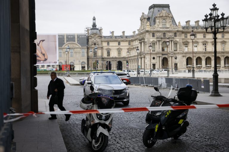 Fake bomb threat |  The Palace of Versailles and the Louvre Museum are evacuated