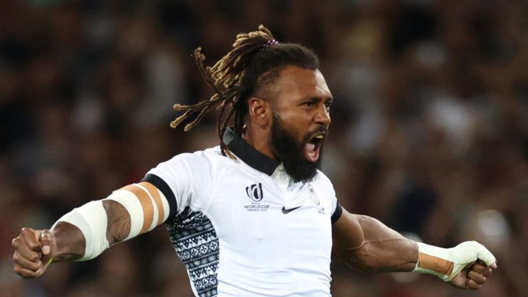 Fiji, although reduced to 14, restarts the match and returns to 10-15 against the English