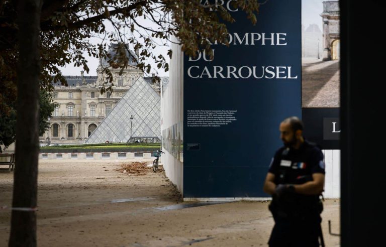 France on alert after the death of a teacher in an Islamist attack