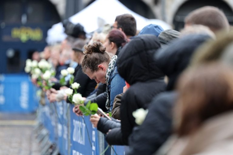 Funeral under close surveillance of the professor killed in France