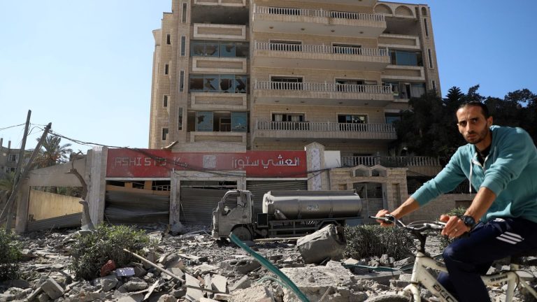 Gaza residents decide to stay at home despite bombings