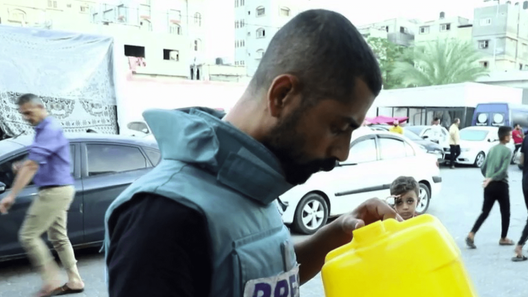 Gaza sinks into humanitarian crisis