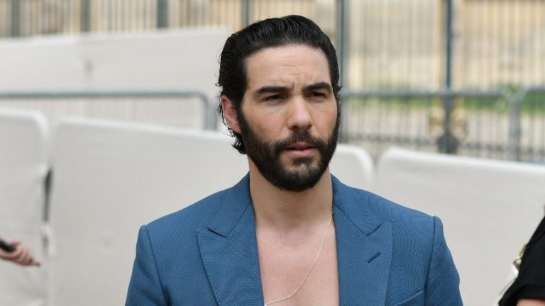 “He ate Aznavour for hundreds of hours”, Tahar Rahim worked hard to play the superstar