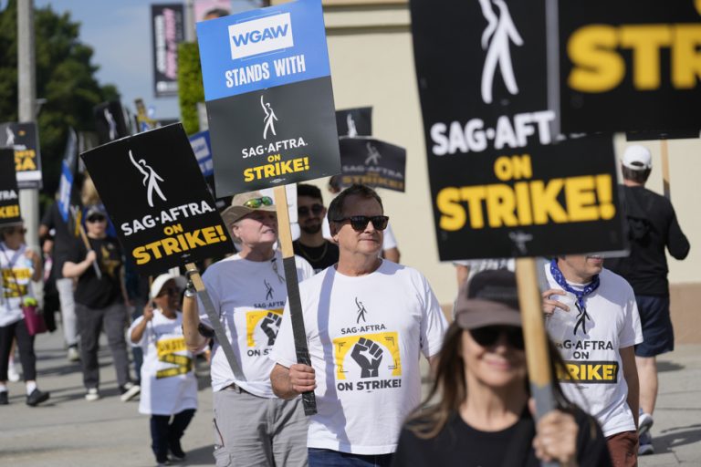 Hollywood |  Screenwriters ratify agreement with studios, ending strike