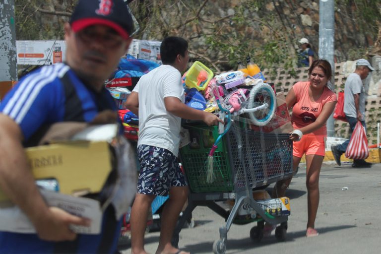 Hurricane Otis in Mexico |  In an isolated town of Acapulco, race to the network and looted stores