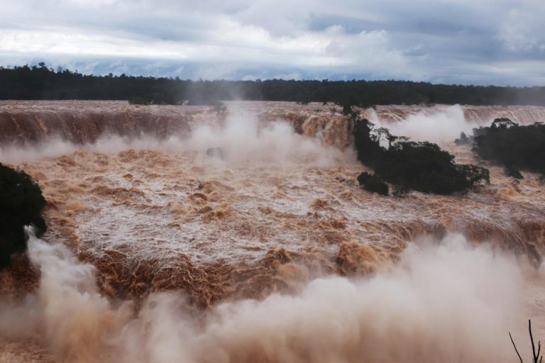 Record flow at Iguazu Falls, flooded footbridges