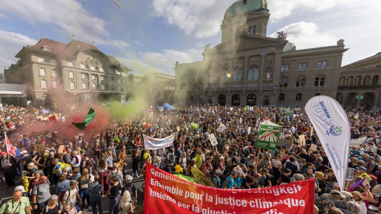 In Switzerland, thousands of people demonstrate for the climate three weeks before the parliamentary elections