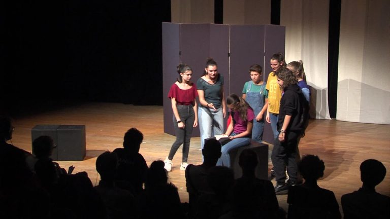 In Voiron, teenage girls recount the wounds of their generation on the theater stage