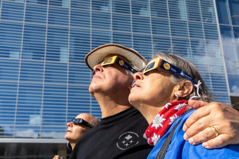 In photos |  Partial solar eclipse: looking towards the sky