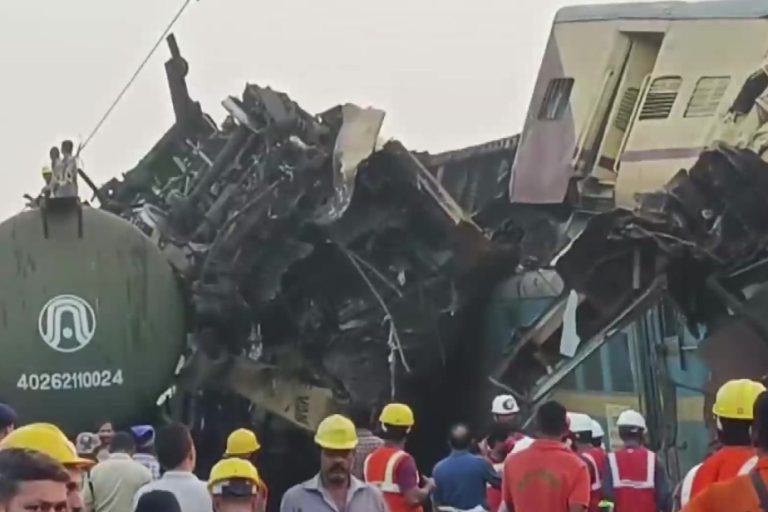 India |  Death toll from train crash rises to 13