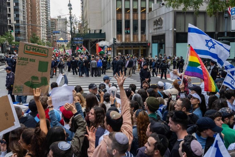 Israel and Hamas at war |  Protesters from both sides in the streets of New York