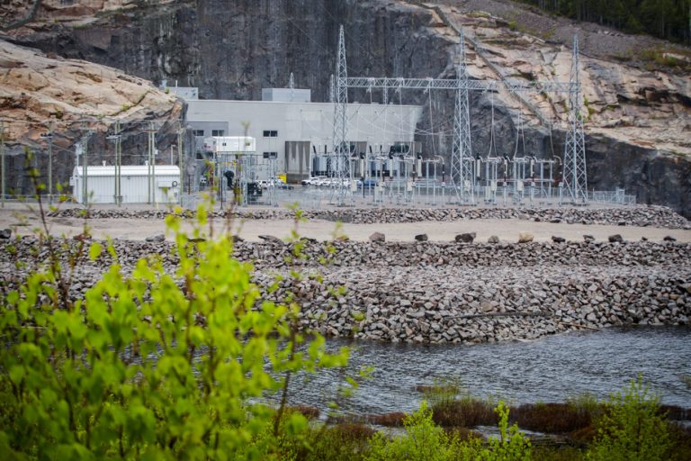 Jean Charest will be at the inauguration of the La Romaine hydroelectric complex