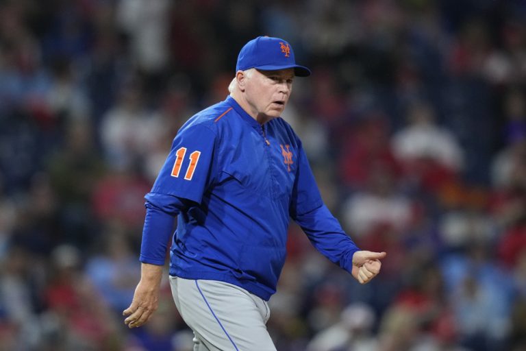 Manager Buck Showalter leaves the Mets