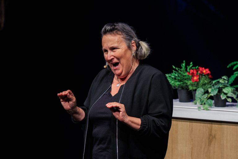 Marthe Laverdière puts on a show!  |  Much more than a seed of comedian