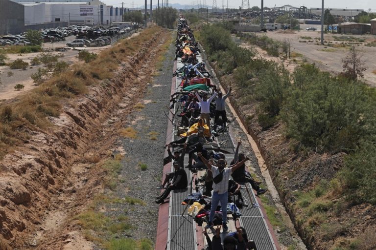 Mexican-American border |  More than a thousand migrants arrive perched on a train