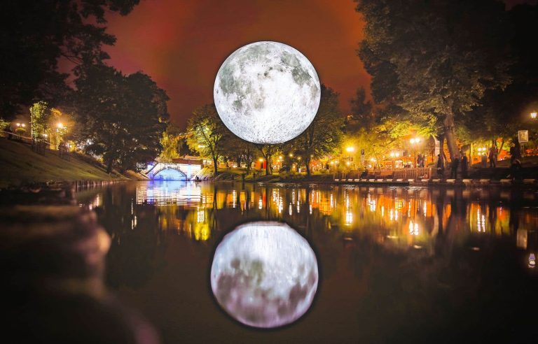 “Museum of the Moon”, a seven-meter “moon” in the sky of Laval