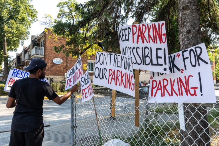 New cycle paths |  Demonstration against the withdrawal of parking spaces in Parc-Extension