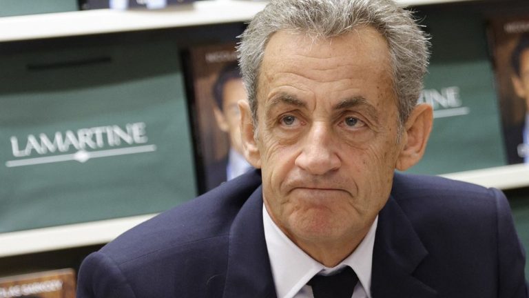 Nicolas Sarkozy, in dedication to Neuilly for his book, refuses to comment on his indictment