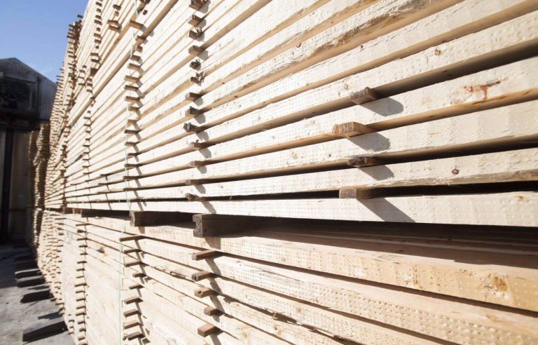 Ottawa welcomes NAFTA decision on Canadian softwood lumber